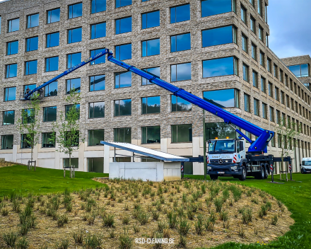 Referentie Kortrijk Business Park. Glasreiniging met osmose water op 57m hoogte_RSD Cleaning